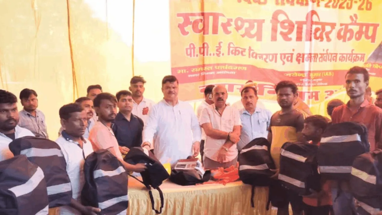 रामनगरी में भीषण गर्मी के चलते ओआरएस घोल वितरण का अभियान, श्रद्धालुओं को महापौर ने बाटे पैकेट