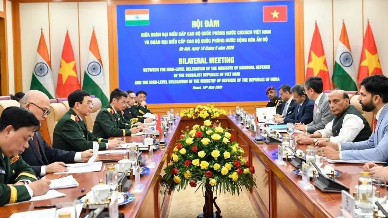 वियतनाम यात्रा : रक्षा मंत्री राजनाथ सिंह और रक्षा मंत्री जनरल फान के बीच द्विपक्षीय वार्ता, हिंद-प्रशांत सुरक्षा पर बड़ा संकल्प