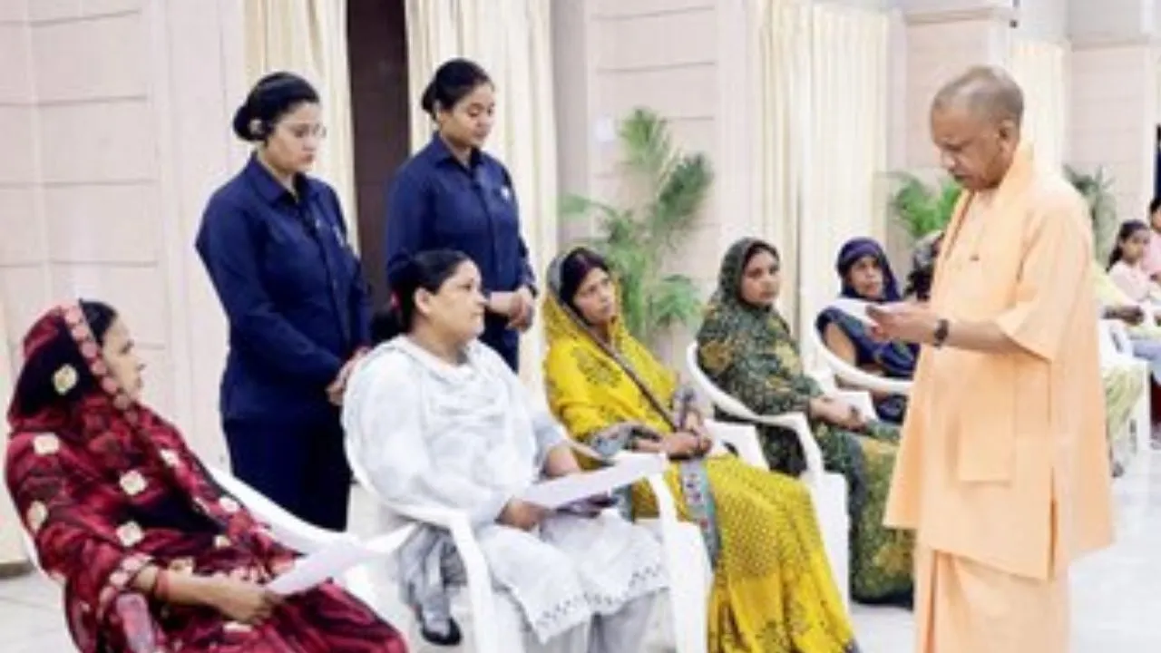  लखनऊ में फरियादियों से मिले मुख्यमंत्री योगी,  लापरवाही पर नपेंगे अधिकारी, पीड़ितों को दिया मदद का पूरा भरोसा