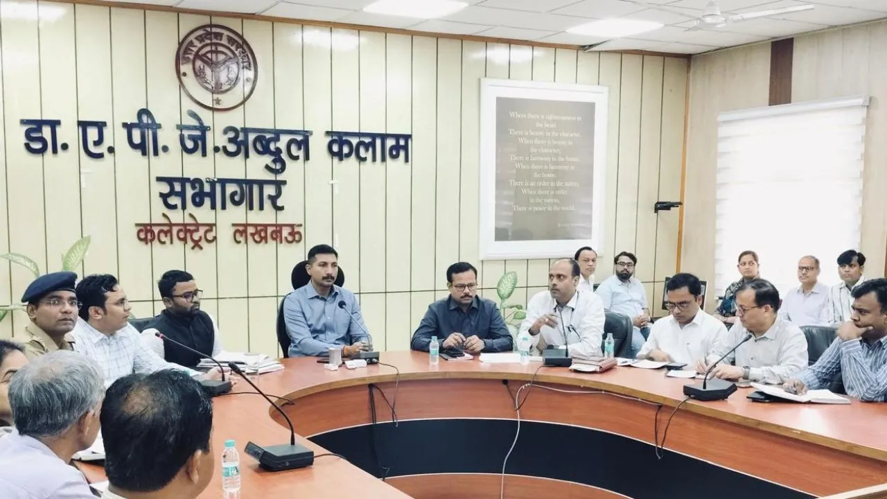 लखनऊ में स्व-गणना को सफल बनाने की तैयारी तेज, डीएम का बड़ा निर्देश, प्रत्येक विभाग में बनाएं हेल्प डेस्क 