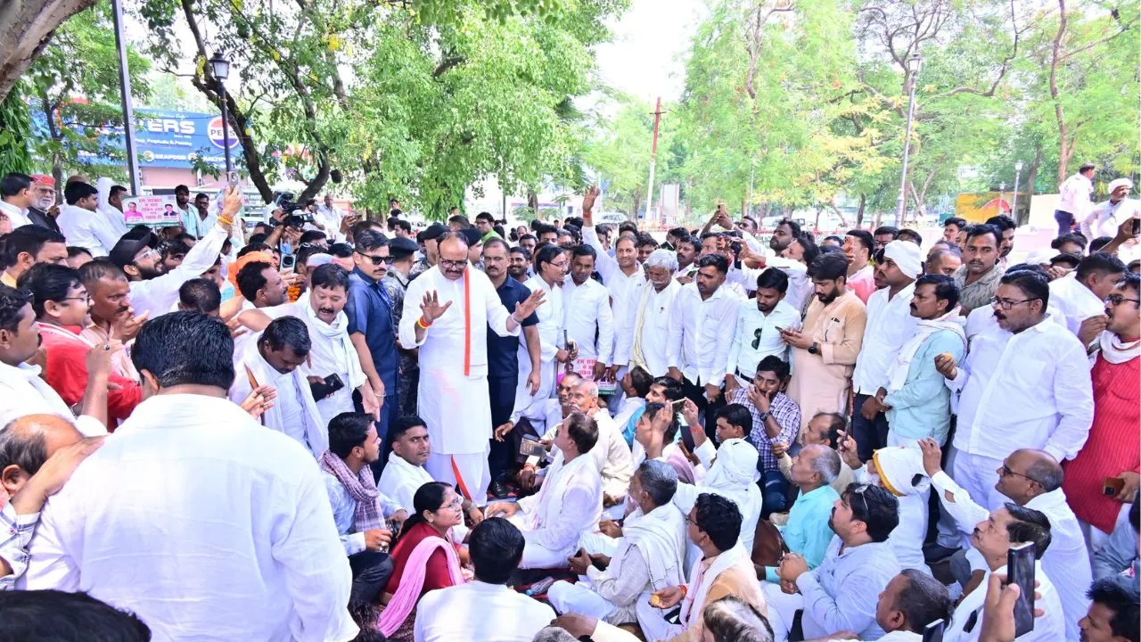 लखनऊ :  कार्यकाल बढ़ाने के लिए धरने पर बैठे ग्राम प्रधानों को डिप्टी सीएम ने खिलाई मिठाई  