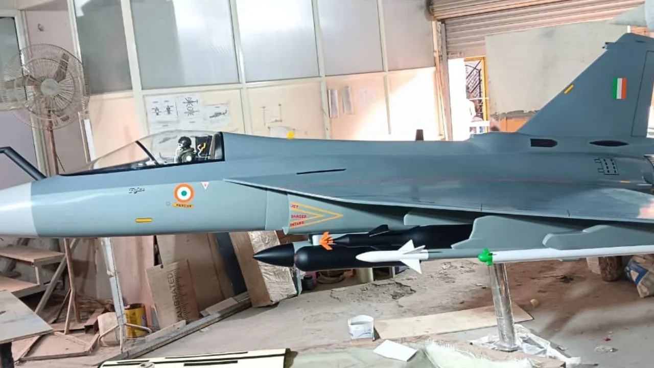 लखनऊ के ग्रीन कॉरिडोर पर सैन्य शक्ति का प्रतीक बनेगा ‘तेजस’ बेंगलुरु से आया मॉडल, समतामूलक चौराहे के पास होगा स्थापित