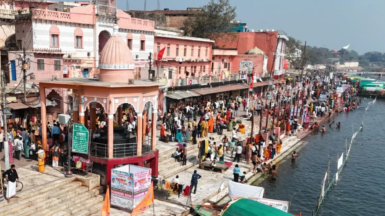 शनि अमावस्या: चित्रकूट में उमड़ा आस्था का सैलाब, 7 लाख श्रद्धालुओं ने लगाई कामदगिरि परिक्रमा 