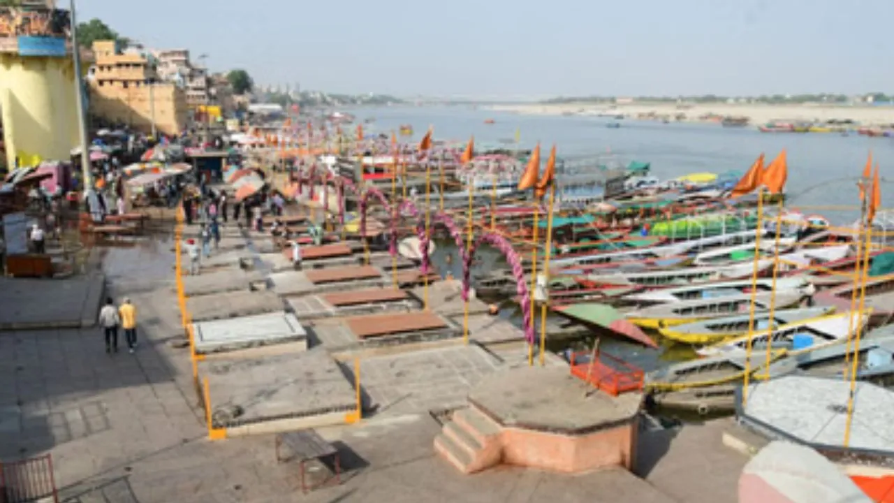काशी के घाटों पर पसरा सन्नाटा : भीषण गर्मी और लू से पर्यटक परेशान, पारा 40 डिग्री के होगा पार 