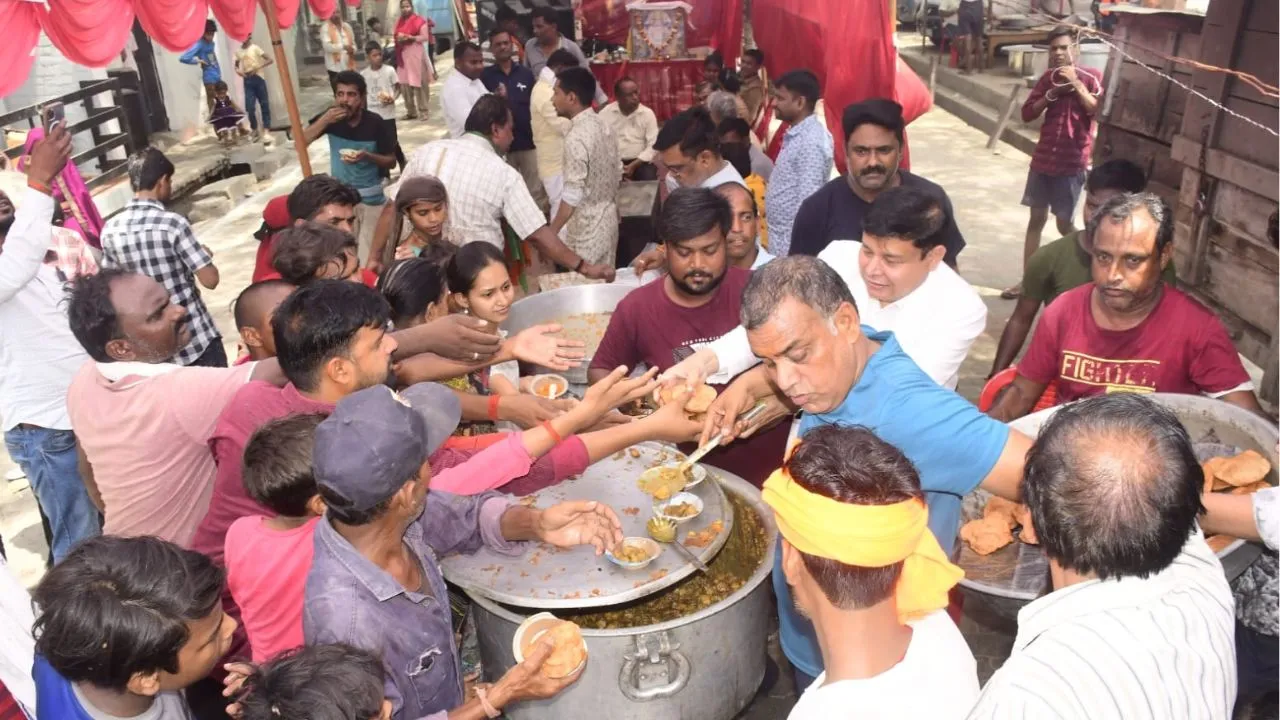 बाराबंकी : हनुमान मंदिरों में उमड़ी भीड़, भीषण गर्मी में भी नहीं डिगी आस्था, भारी पड़ी हनुमान भक्ति