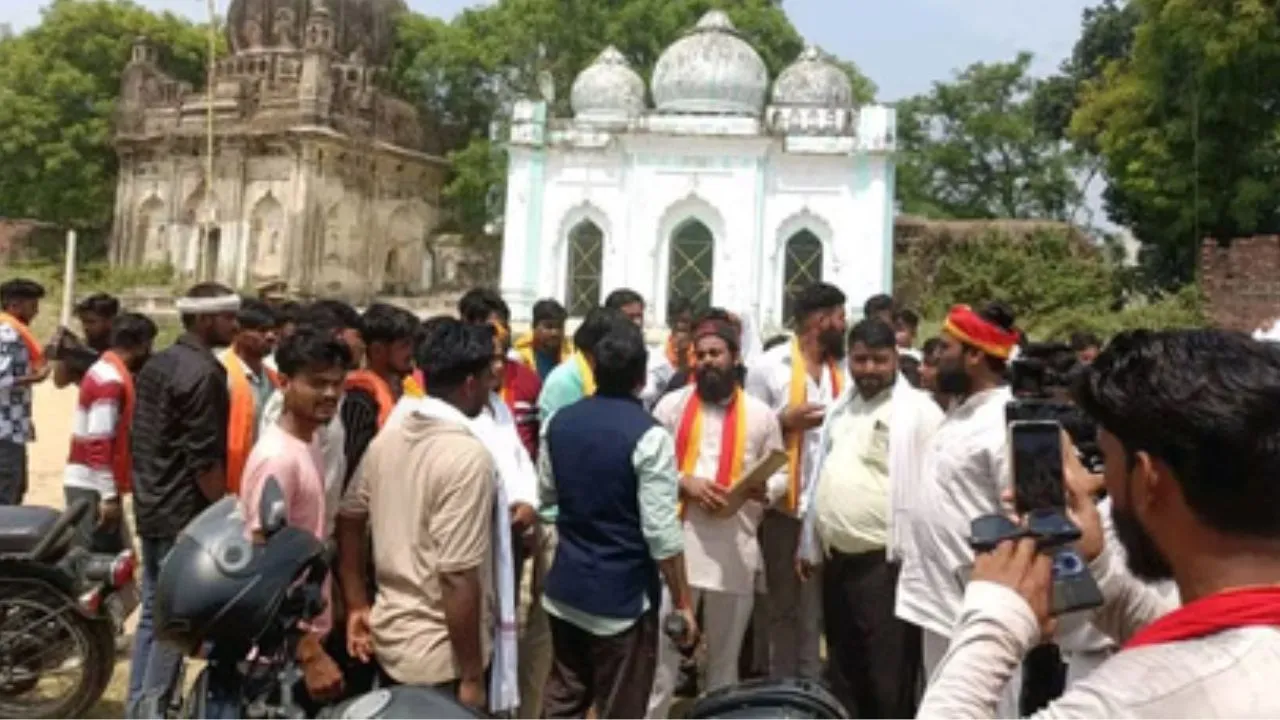  मलीहाबाद जमीन विवाद :  मस्जिद-कब्रिस्तान को बताया 'महाराजा कंस पासी का किला', CM योगी से की जांच की मांग