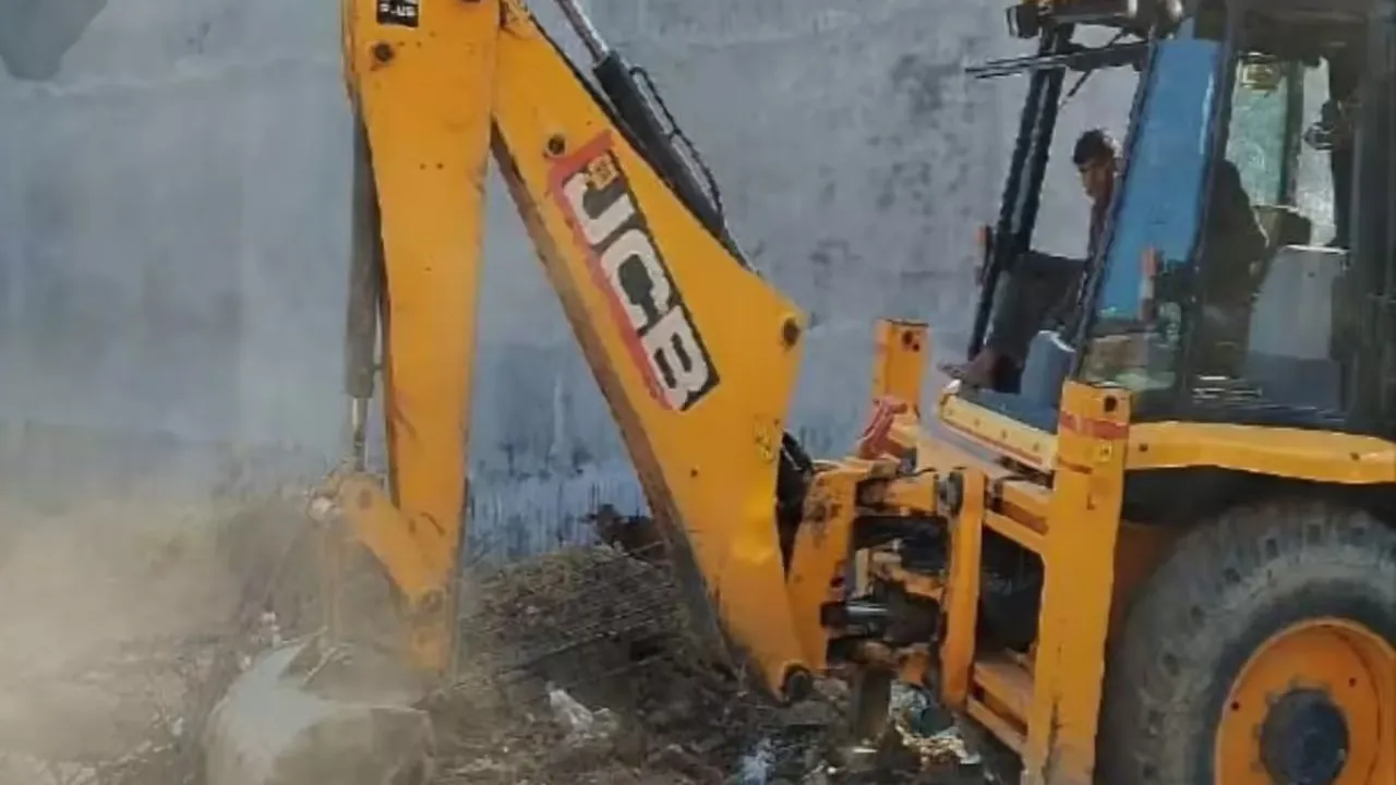 कानपुर में अवैध प्लाटिंग पर केडीए का बुलडोजर, सड़क-नाला से लेकर एंट्री गेट तक ध्वस्त