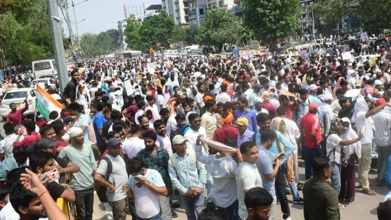 BPSC TRE-4 अधिसूचना में देरी से पटना की सड़कों पर उतरे हजारों अभ्यर्थी, पुलिस से तीखी झड़प