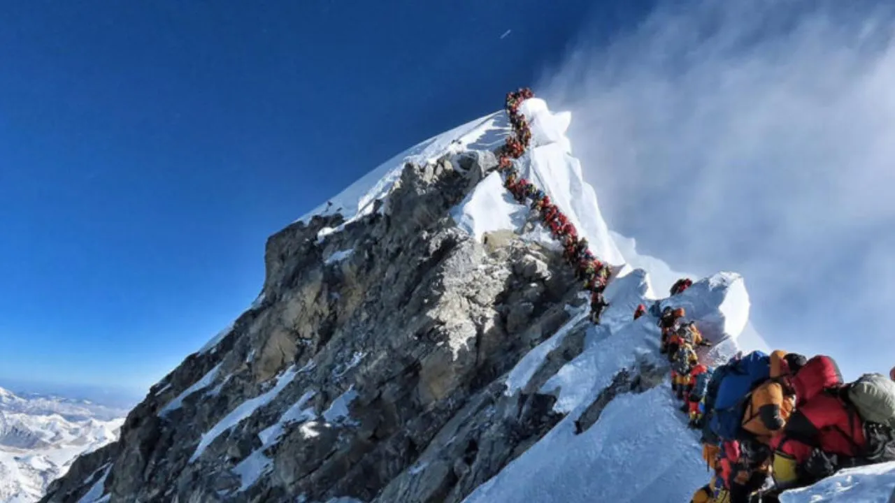  Everest :  माउंट एवरेस्ट पर नया रिकॉर्ड, 3 भारतीयों समेत 274 लोगों ने की इस साल की थी चढ़ाई 