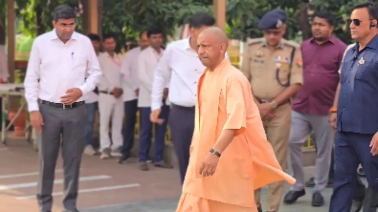   जनता दर्शन में बोले सीएम योगी,  यूपी सरकार की प्राथमिकता, सभी की समस्या का हो त्वरित समाधान 