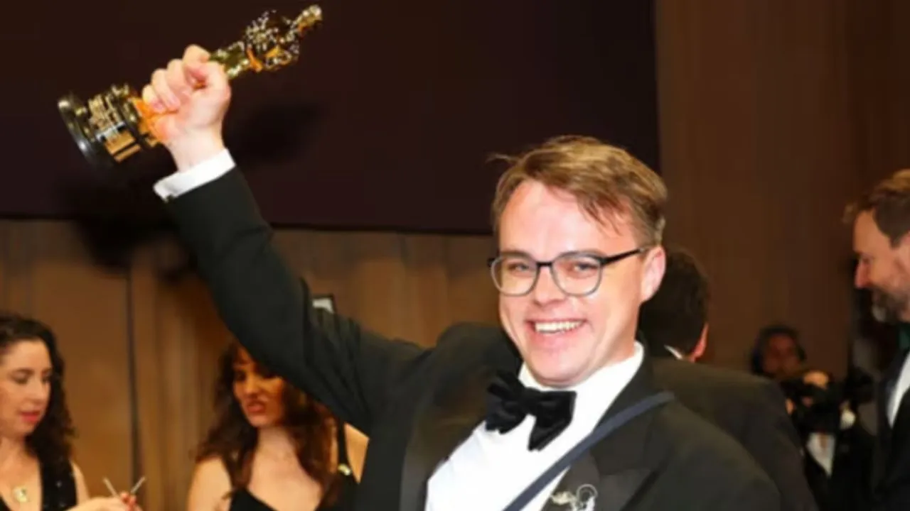 Oscar Trophy Lost: रूसी फिल्ममेकर की ऑस्कर ट्रॉफी हुई गायब, न्यूयॉर्क एयरपोर्ट पर सुरक्षाकर्मियों ने समझा हथियार 