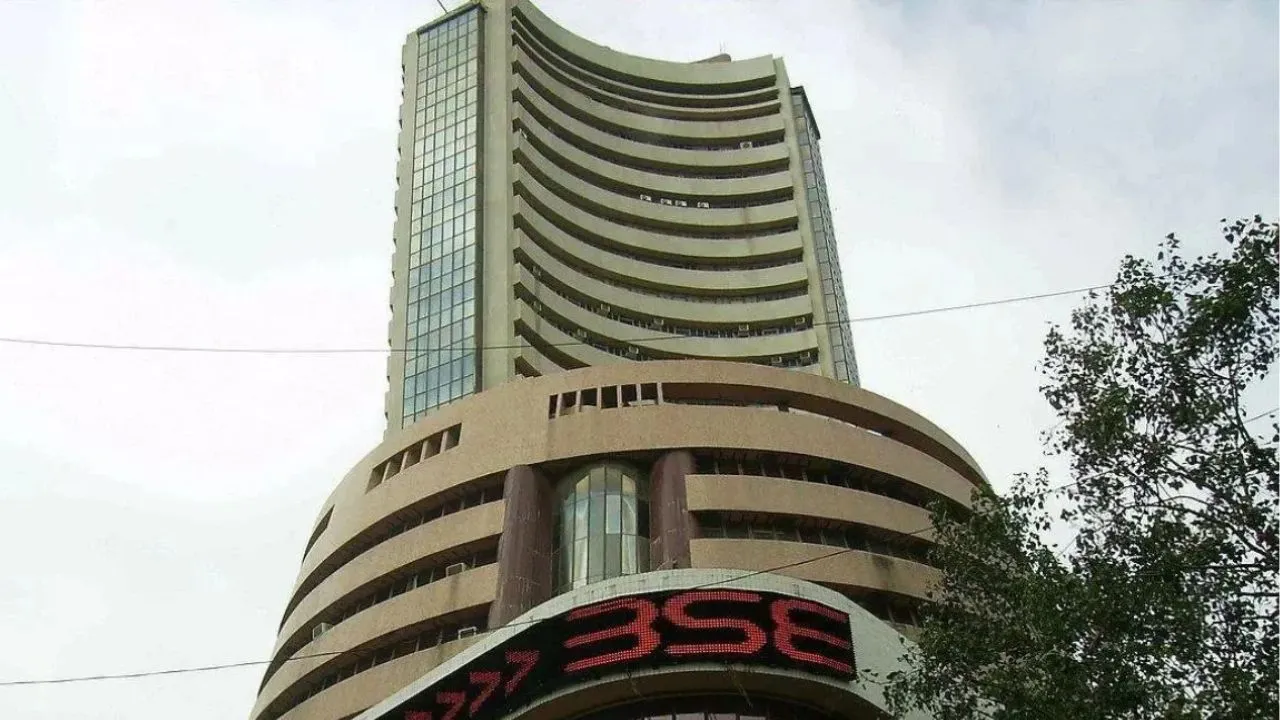 Stock markets closed : बैंकों और वित्तीय कंपनियों पर दबाव के चलते शेयर बाजारों में गिरावट, लाल निशान पर बंद हुए सेंसेक्स-निफ्टी