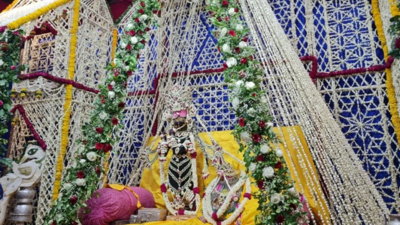   मथुरा-वृंदावन में भीषण गर्मी, बांके बिहारी मंदिर में खस के पर्दे और चंदन लेप की अनूठी परंपरा