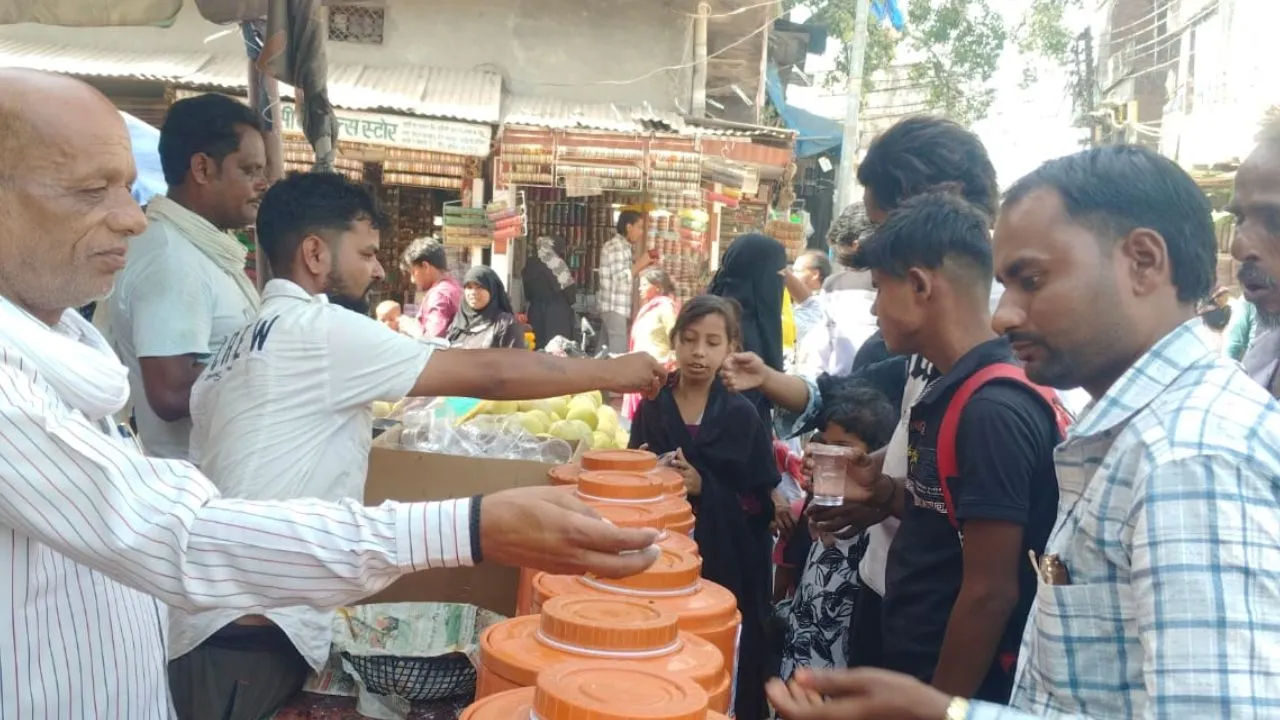  बाराबंकी :  नौचंदी मेले में शीतल पेयजल व मिष्ठान की व्यवस्था, भीषण गर्मी में जायरीनों को मिली राहत