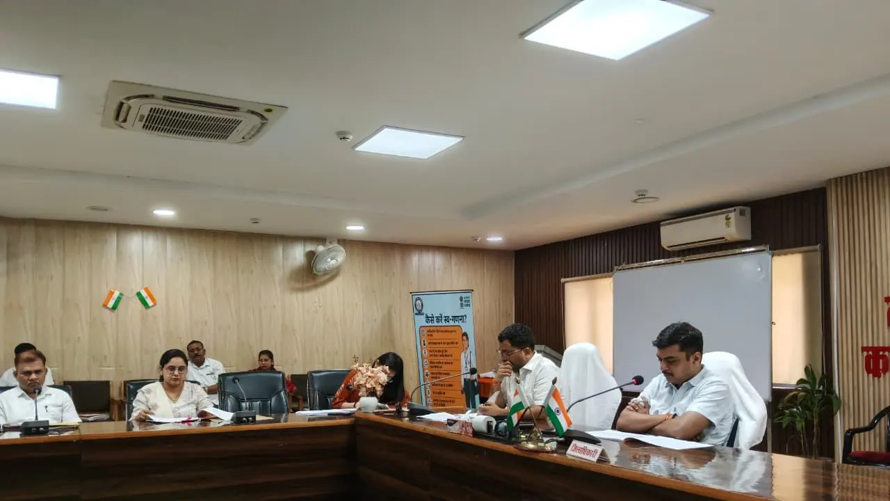 ओवरलोड डंपरों और अवैध खनन पर हो सख्त कार्रवाई,  डीएम ने दिए राजस्व एवं कर वसूली में तेजी लाने के निर्देश