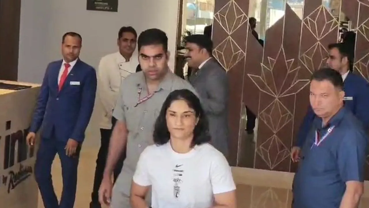 अयोध्या पहुंची महिला पहलवान विनेश फोगाट,  रामलला-हनुमंतलला का लिया आशीर्वाद