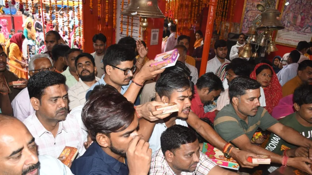 पहले बड़े मंगल पर उमड़ा आस्था का सैलाब:  'बजरंगबली की जय' से गूंजे मंदिर, बाराबंकी से लेकर लखनऊ तक भंडारों की धूम