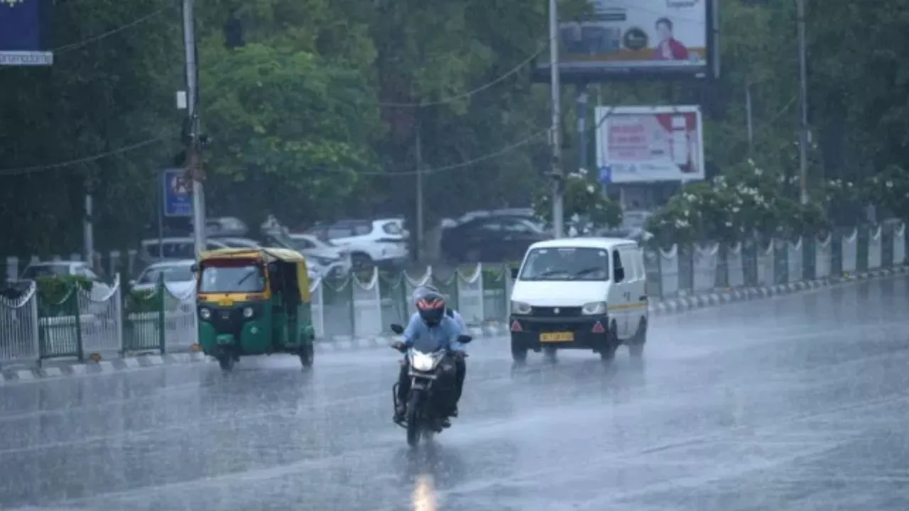 आज का मौसमः 50KM की रफ्तार से आंधी और झमाझम बारिश, मौसम विभाग ने जारी किया यूपी में अलर्ट