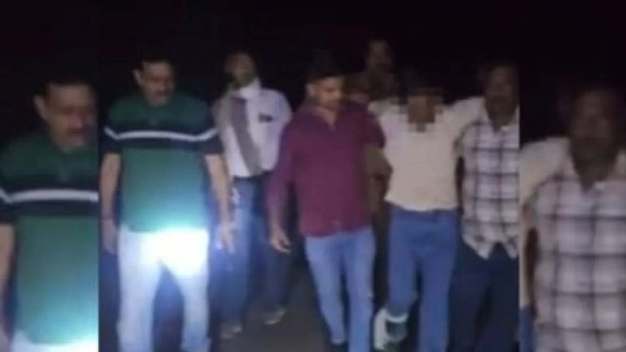   बाराबंकी में देवा लूटकांड:  पुलिस मुठभेड़ में दो बदमाश गिरफ्तार, पैर में गोली लगने के बाद दबोचे गए