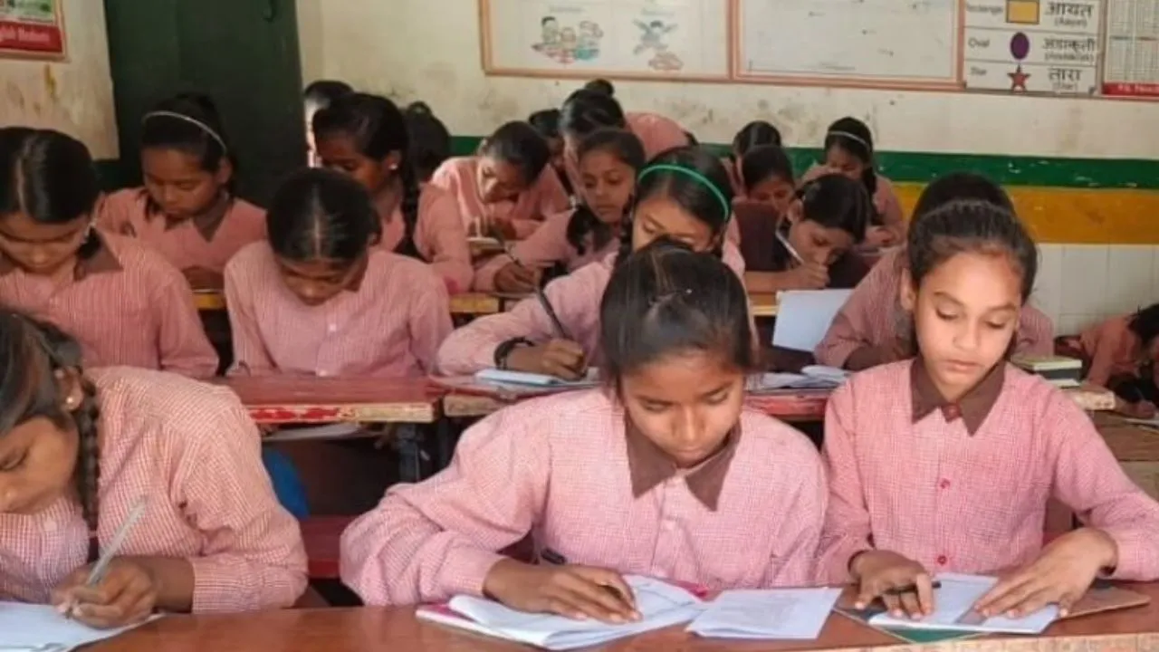 यूपी में संवाद आधारित शिक्षण पर विशेष जोर, सरकारी स्कूलों में अब बच्चों के 'कॉन्फिडेंस' और 'कम्युनिकेशन' पर फोकस  