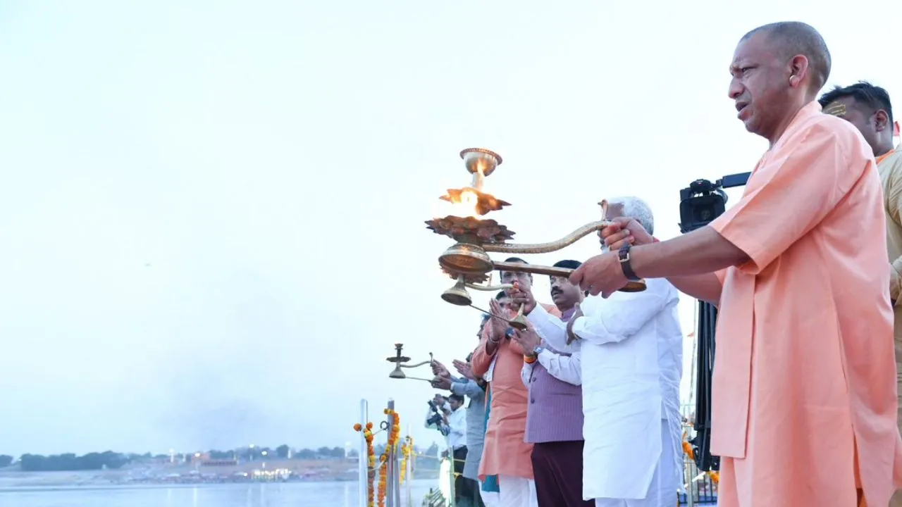 फ्लोटिंग जेटी पर पहली बार शुरू हुई गंगा आरती, सीएम योगी ने किया शुभारंभ 