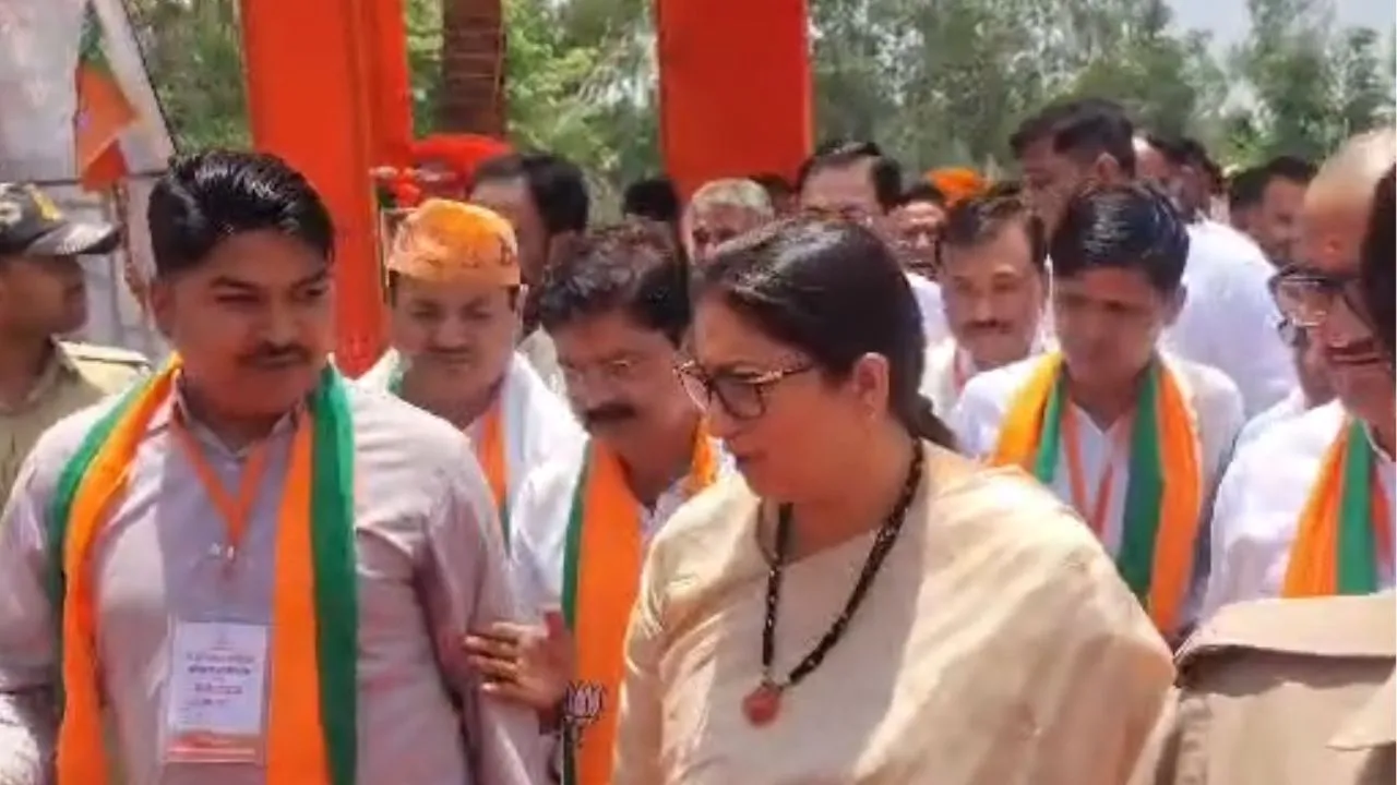  राहुल गांधी के दौरे के बाद अमेठी में स्मृति ईरानी,  8 महीने बाद एक दिवसीय दौरे पर भाजपा कार्यकर्ताओं में भरा जोश
