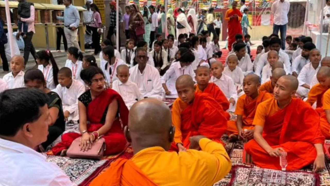 वाराणसी में शांति का महासंगम, सारनाथ में 1 लाख से अधिक श्रद्धालुओं ने किए बुद्ध धातु दर्शन