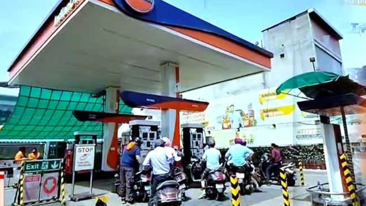 आमदनी अठन्नी खर्चा रुपइया....  बढ़े पेट्रोल-डीजल के दामों से वाराणसी की जनता खफा, बजट बिगड़ने का बया किया दर्द 