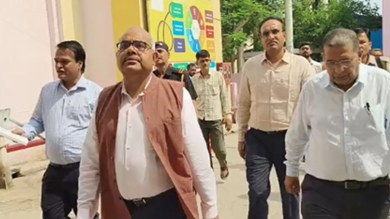 कानपुर के उर्सला अस्पताल में DM के औचक निरीक्षण से हड़कंप, डॉक्टरों की गैरमौजूदगी पर कार्रवाई के निर्देश