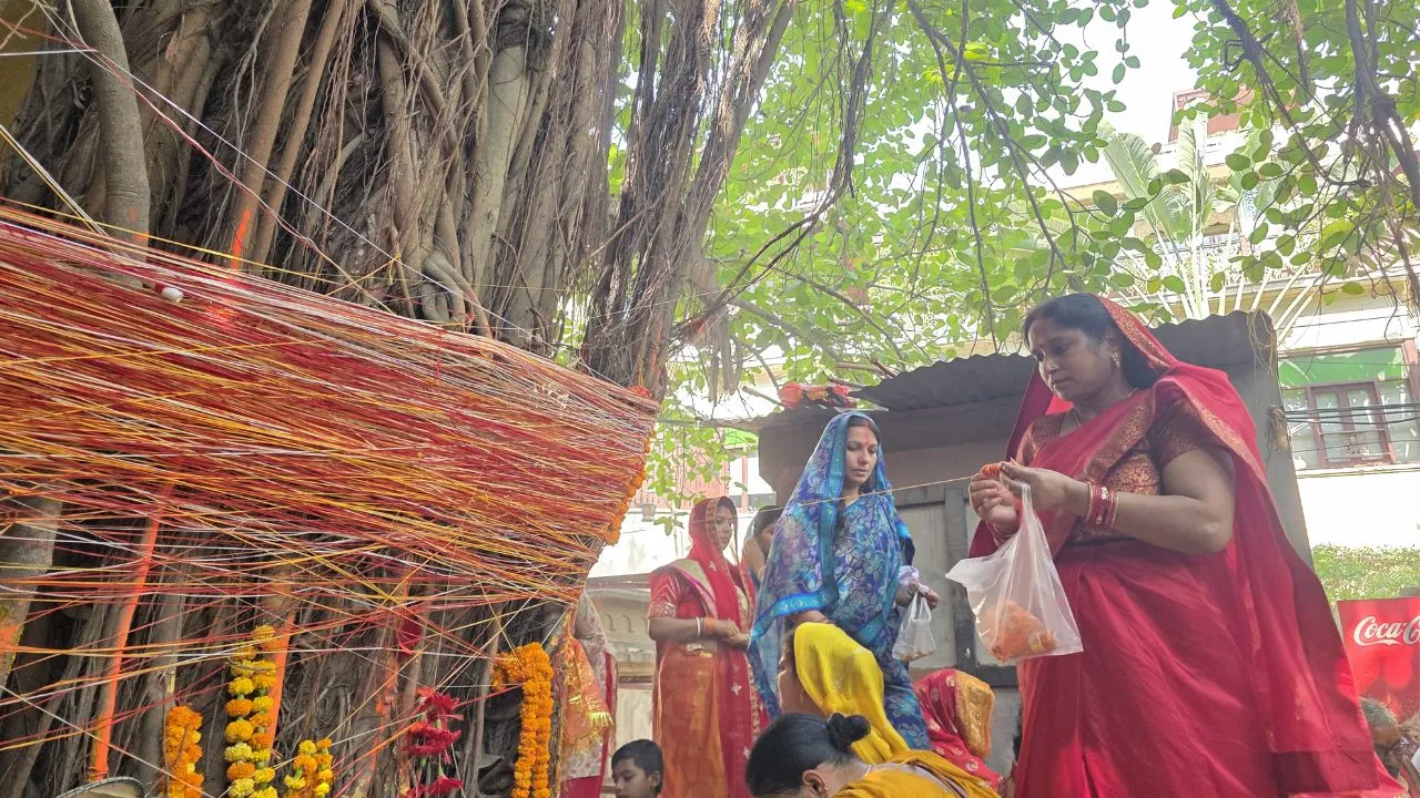 Vat Savitri Vrat: काशी में शनि जयंती और वट सावित्री व्रत की धूम, सौभाग्य और परिवार की मंगलकामना संग महिलाओं ने रखा व्रत 
