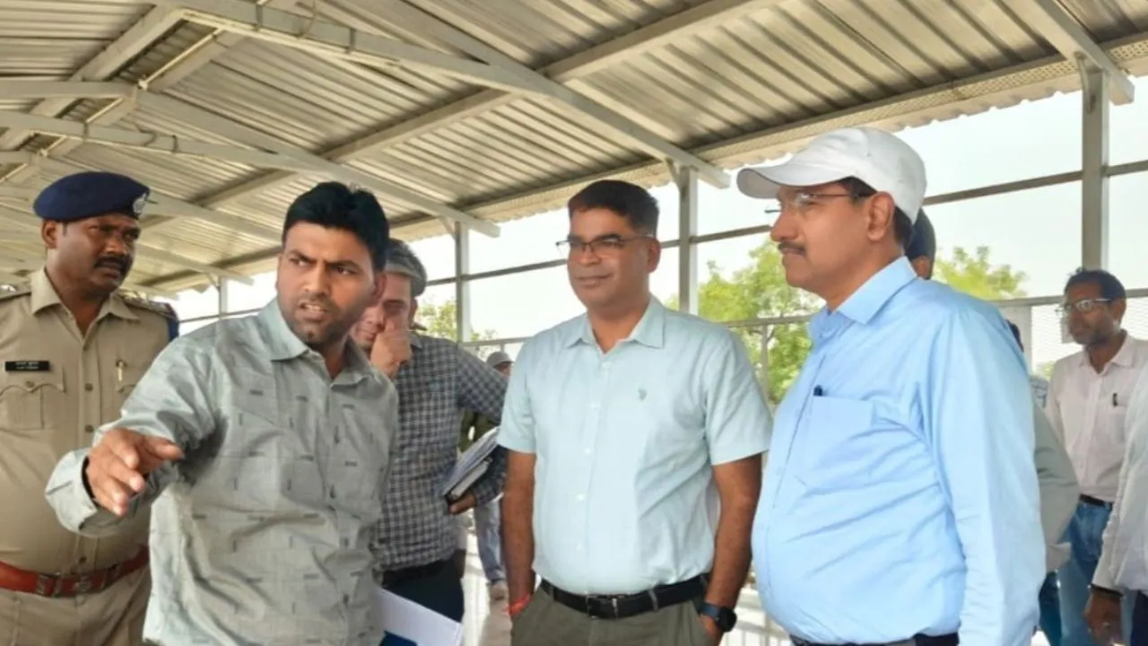 जौनपुर जंक्शन पर यार्ड री-मॉडलिंग कार्य का DRM ने किया निरीक्षण, आधुनिक और सुरक्षित बनाने के दिए निर्देश