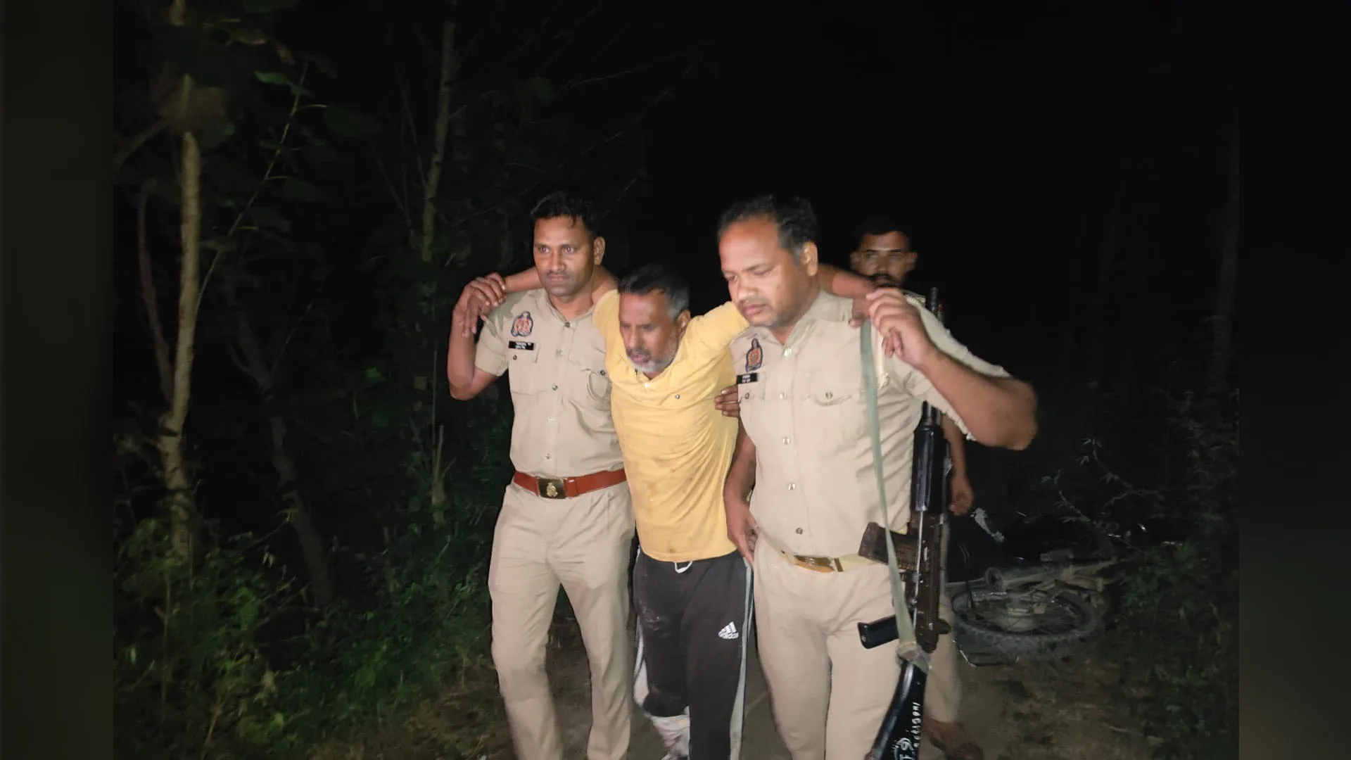 UP: भोट थाना पुलिस की गोकशों संग मुठभेड़, दो हिस्ट्रीशीटर गिरफ्तार