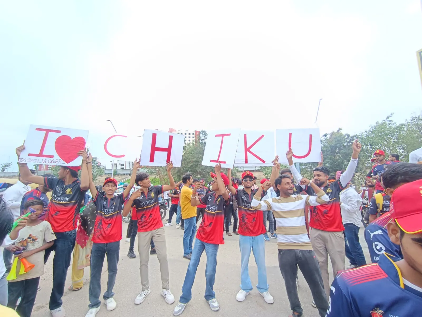  LSG Vs RCB:  LSG के होमग्राउंड पर Virat Kohli का क्रेज,  I Love Chiku  का पोस्टर लेकर पहुंचे Fans