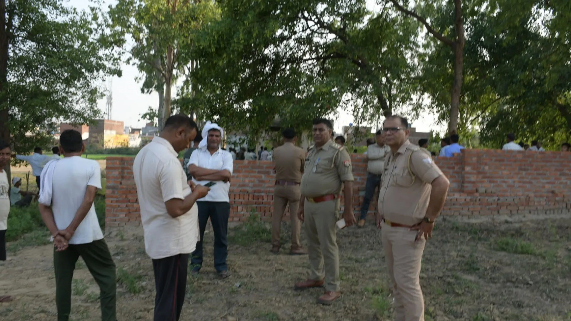 Bareilly:मुड़िया अहमदनगर में शव यात्रा के रास्ते पर विवाद, घटों तनातनी