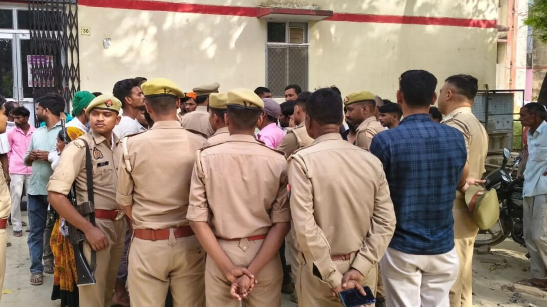 UP News: सीओ की गाड़ी ने मामा-भांजे को रौंदा, मौत के बाद परिजनों में भड़का आक्रोश