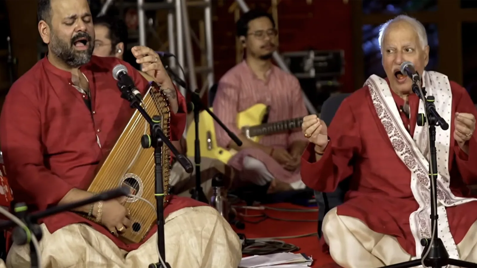 आर्ट ऑफ लिविंग के इंटरनेशनल सेंटर पर यूपी महोत्सव में शास्त्रीय संगीत की प्रस्तुति।