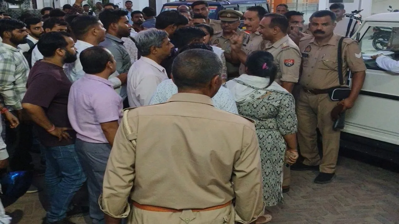  बरेली  में एंटी करप्शन टीम की कार्रवाई पर हंगामा, कोतवाली के बाहर लेखपालों का प्रदर्शन