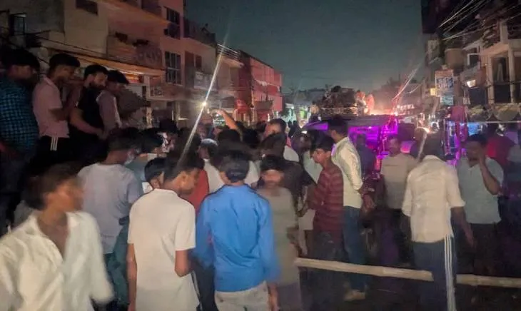 लखनऊ : बिजली कटौती से परेशान ऐशबाग वाले आधीरात को सड़कों पर उतरे 