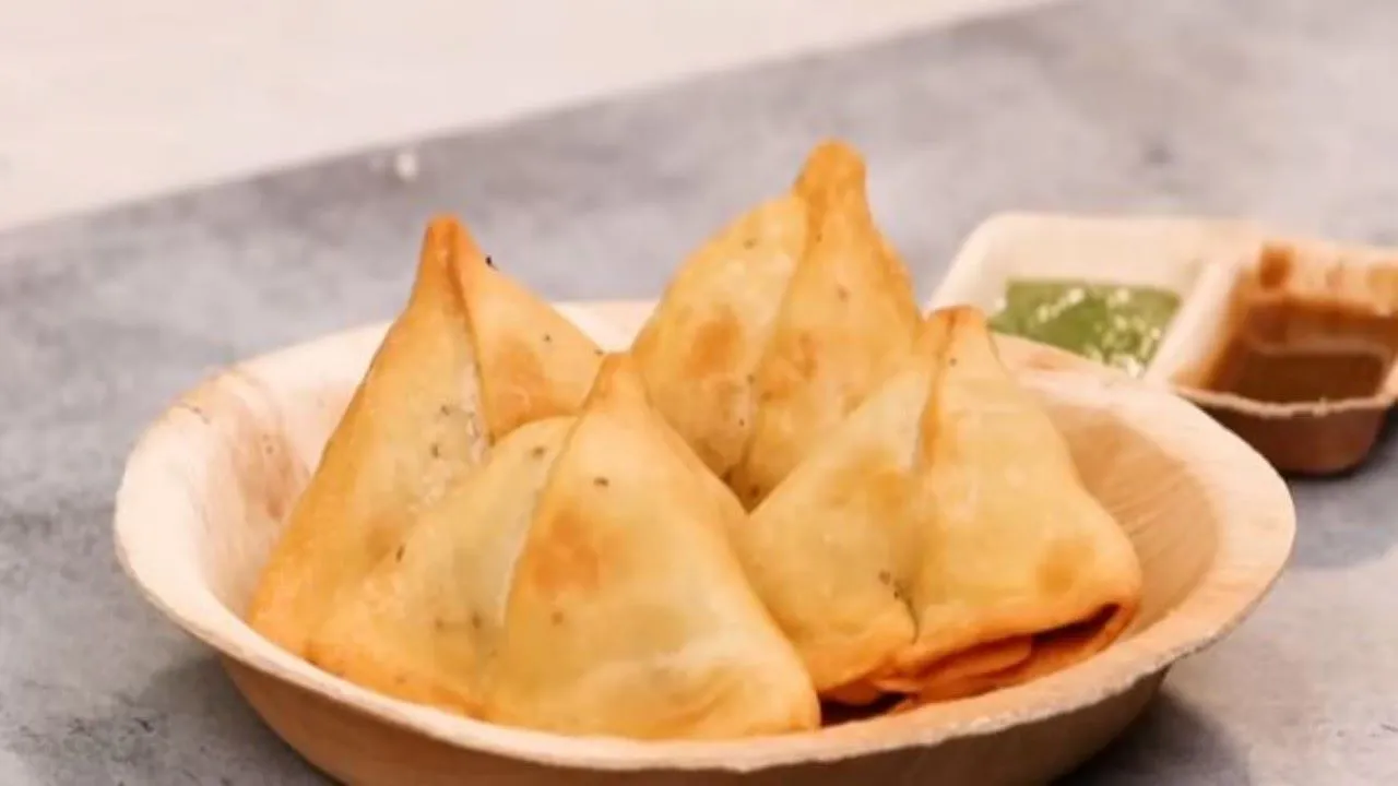 लखनऊ : समोसा 10 और मिठाई 100 रुपये तक होगी महंगी, कामर्शियल सिलेंडर के बढ़े दामों ने कारोबारियों में आक्रोश