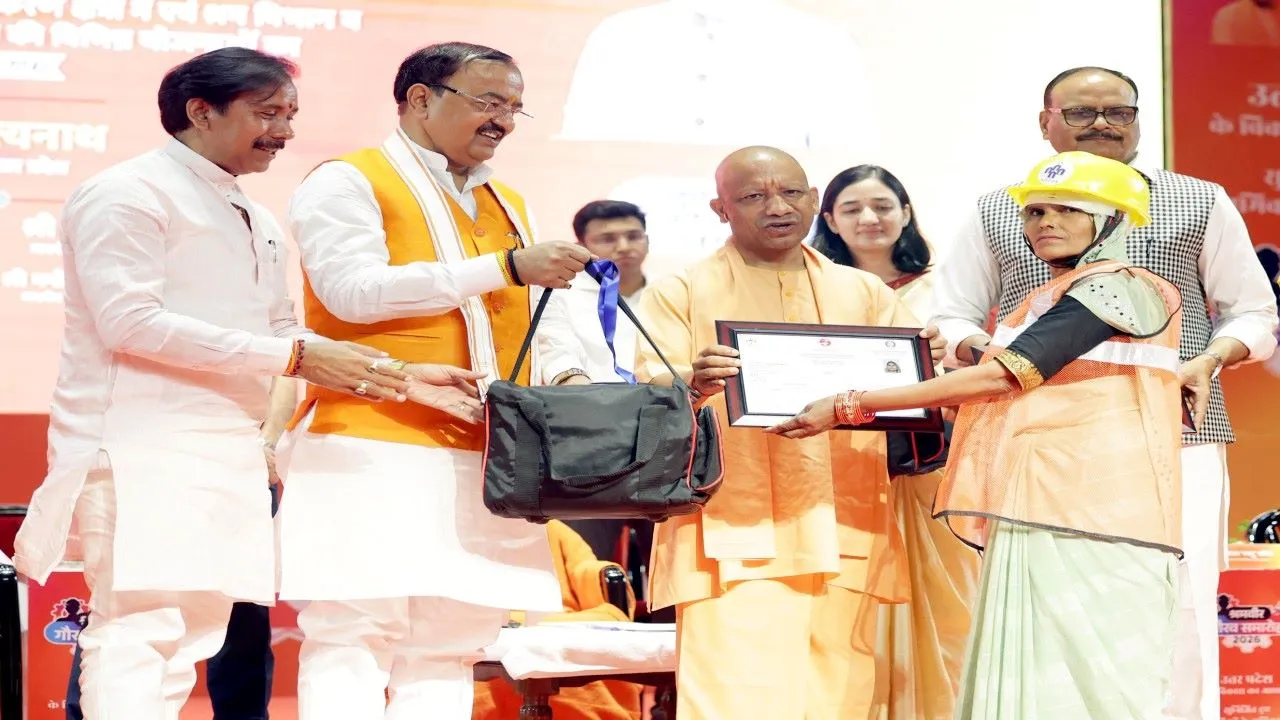 पहले अंधेरा था, अब घर में उजाला... साझा की जिंदगी में बदलाव की कहानी, सीएम से सम्मान पाकर भावुक हुए श्रमिक
