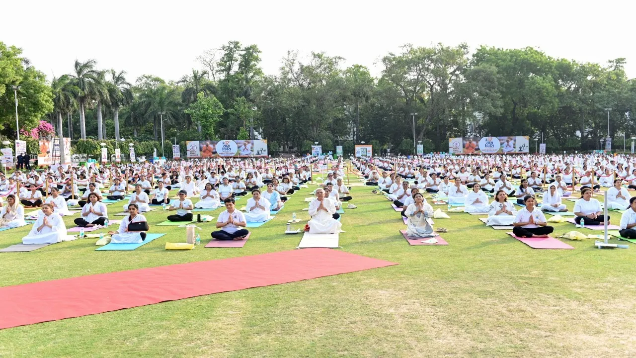 जन भवन में राज्यपाल आनंदीबेन पटेल ने मातृशक्ति संग किया योग (2)