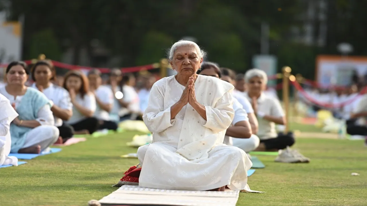  जन भवन में राज्यपाल आनंदीबेन पटेल ने मातृशक्ति संग किया योग (4)