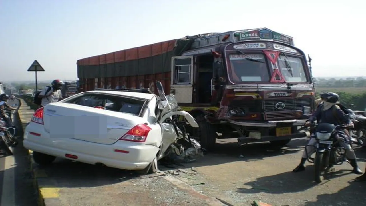 Mirzapur Accident : खड़े ट्रक से टकराई कार, पति-पत्नी की मौत, दो मासूम सुरक्षित, छह घायल