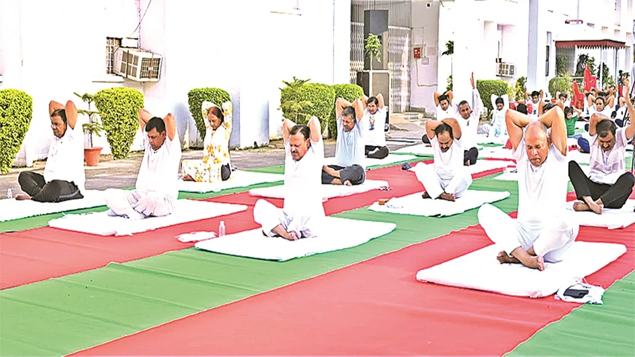 Ayodhya News: अवध विश्वविद्यालय के नेतृत्व में रचा गया कीर्तिमान, 1 लाख से अधिक शिक्षक व विद्यार्थियों ने किए प्राणायाम, जानिए क्या बोले  कुलपति