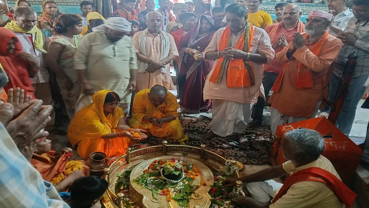 Barabanki News : भुइयां माता की झांकी के साथ लोधेश्वर महादेवा तक निकली यात्रा, प्राण प्रतिष्ठा महोत्सव के दिन उमड़ा जनसैलाब