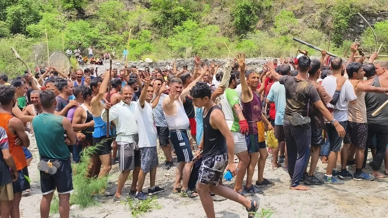 Tehri News: 1866 से चली आ रही ऐतिहासिक मौण मेला परंपरा का भव्य आयोजन, अगलाड़ नदी में उमड़ी हजारों श्रद्धालुओं की आस्था