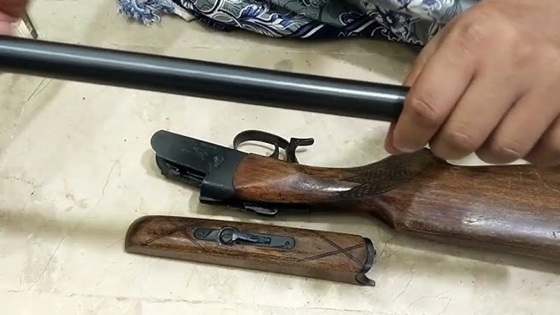 Pilibhit News : बंदूक साफ करते समय चला फायर, राइस मिलर के गाल में लगी गोली..अचानक ट्रिगर दबने से हादसा