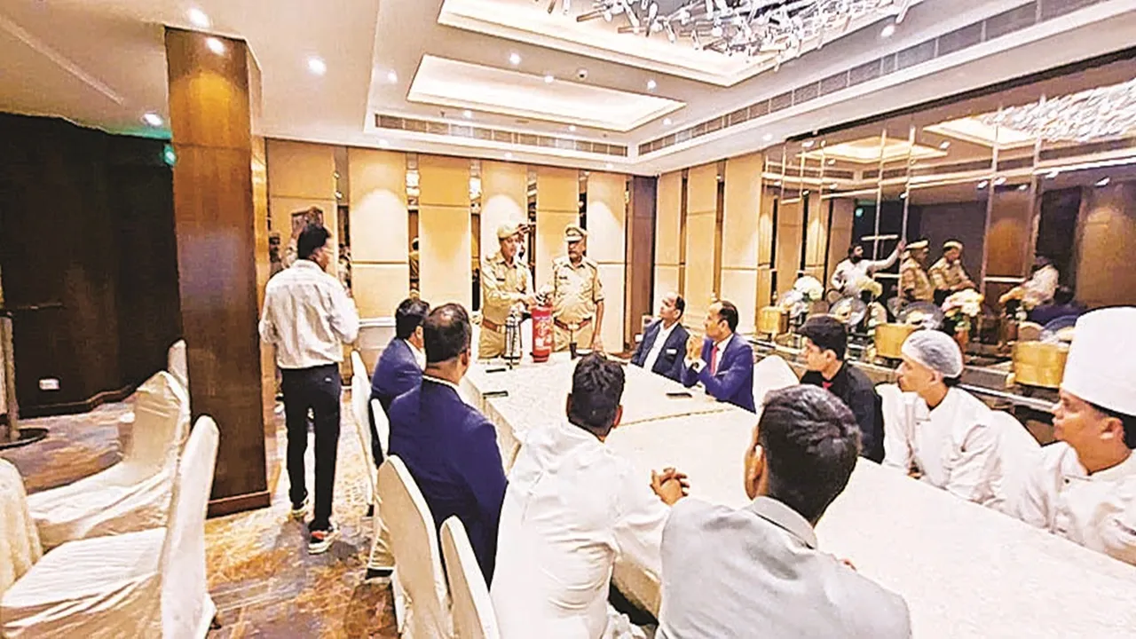 दिल्ली अग्निकांड के बाद अग्निशमन विभाग ने चलाया अभियान, होटल- रेस्टारेंट आदि में आग से बचाव के परखे इंतजाम 