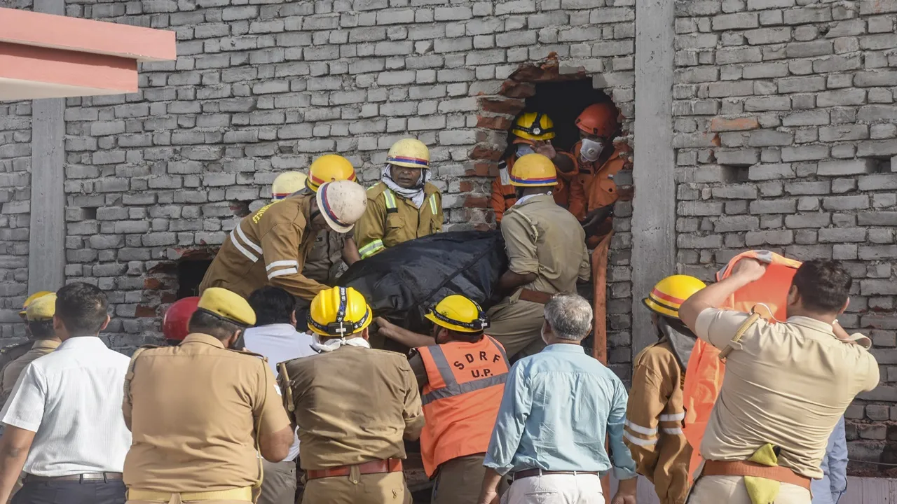 Lucknow Fire Tragedy : सूचना के 45 मिनट बाद पहुंची अग्निशमन की टीम, पुलिस ने संभाला मोर्चा, इंस्पेक्टर व दो सिपाहियों ने हथौड़े से तोड़ी दीवार