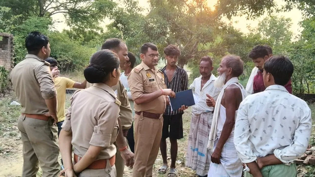 Barabanki News : मजार निर्माण को लेकर दो पक्ष आमने-सामने, पुलिस ने रुकवाया निर्माण, जानें मामला
